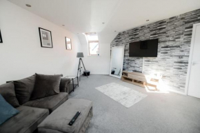 Spacious 2 bed apartment 800 metres from the beach